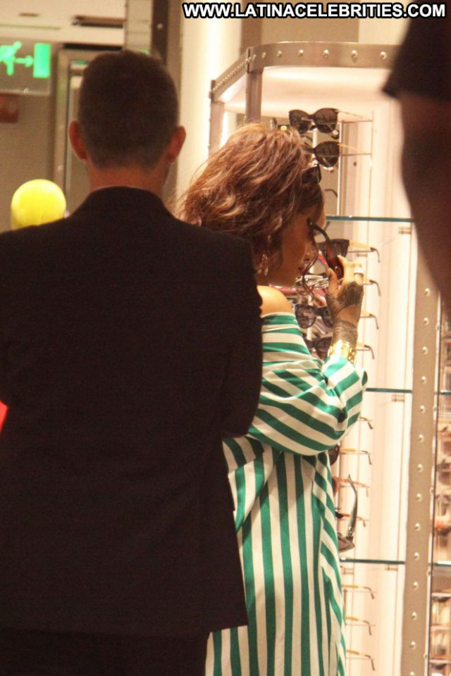 Rihanna Shopping Babe Beautiful Paparazzi Posing Hot Celebrity